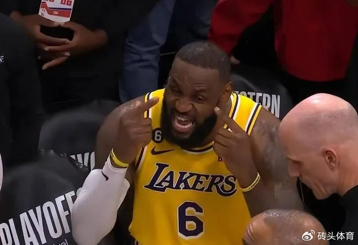 眼睛瞎看不见吗?詹姆斯怒批裁判!布朗致胜犯规竟然无视?nba悬崖边