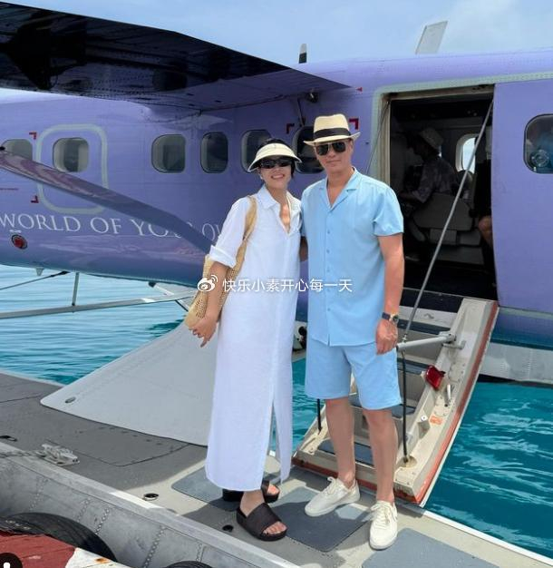 胡杏儿和老公坐游艇出海,夫妻私人飞机前合影,一家5口太幸福