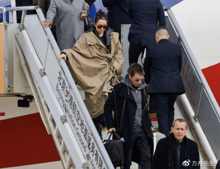 57岁巩俐抵达戛纳,牵手75岁丈夫散发巩皇气场,为粉丝签名没架子