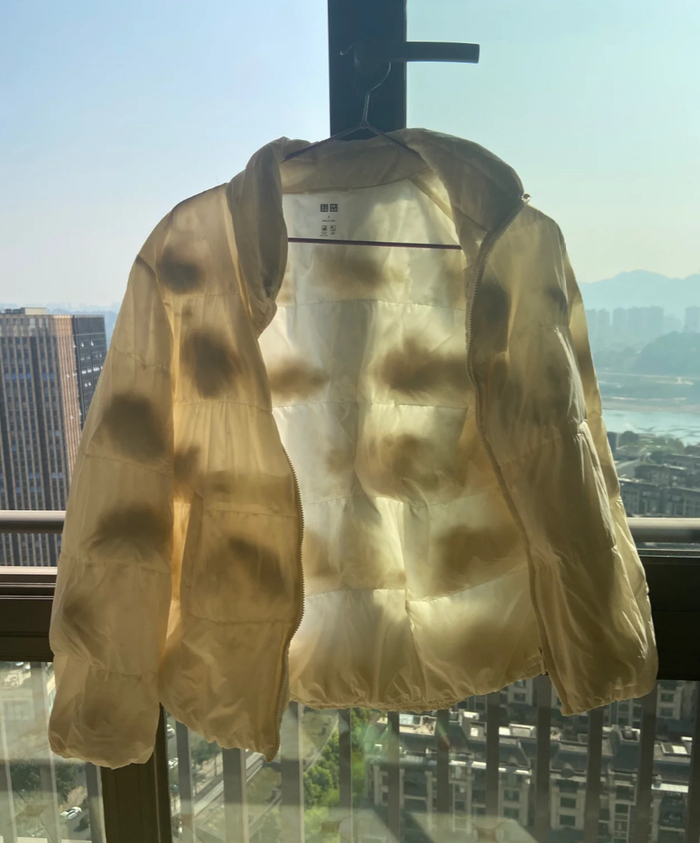 会很容易损坏羽绒服的质量,让它变得越来越薄,甚至出现掉毛的情况
