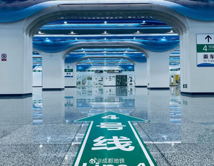 成都地铁凤溪河站以其独特的海洋蓝主体色调和流动造型