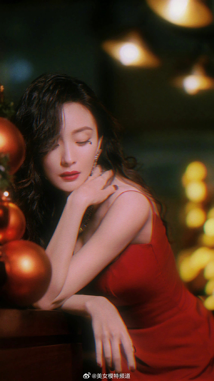 杨幂红衣婀娜姿态