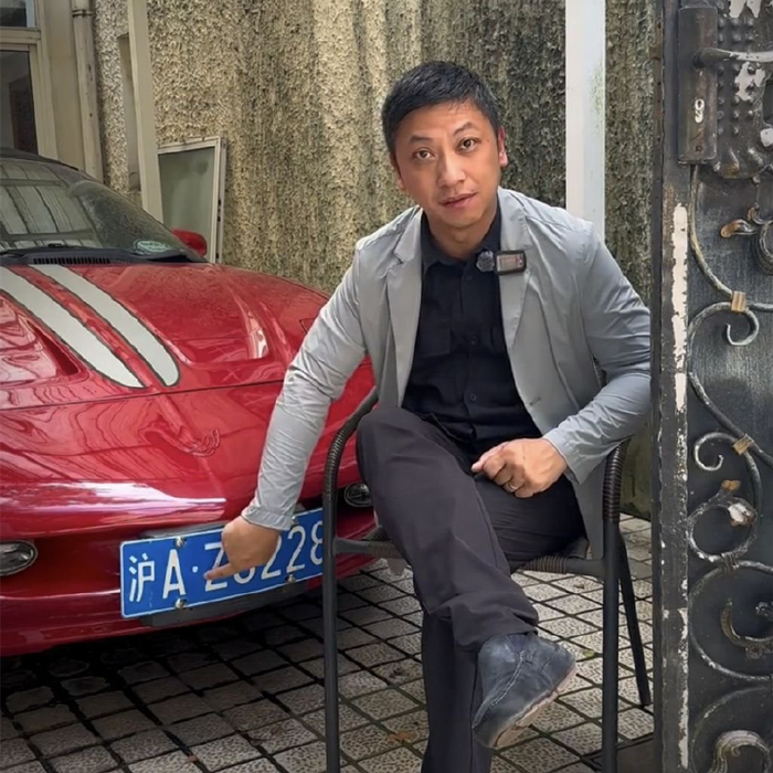 富四代网红唐心忠遭质疑!自曝豪车被套牌,细节证据彰显文化底蕴