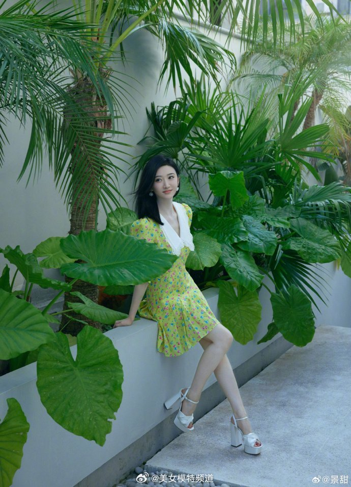 景甜穿黄绿色碎花裙复古温柔 举手投足尽显优雅气质