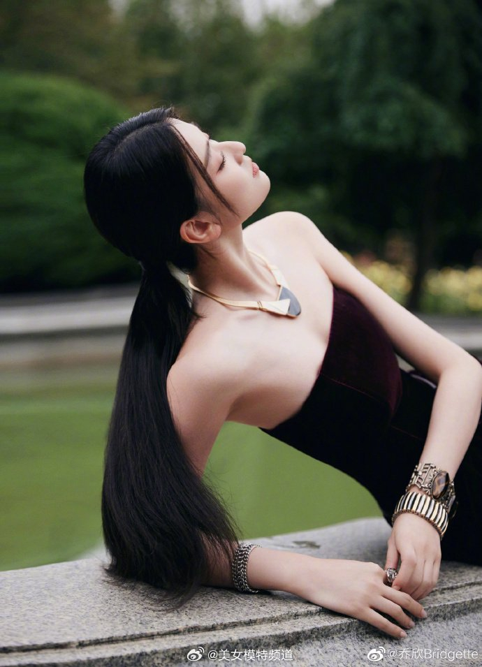 乔欣穿复古红丝绒抹胸长裙写真照曝光