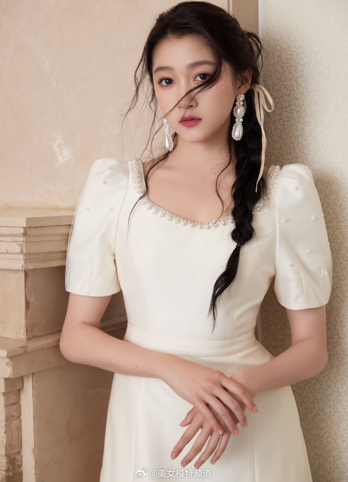 关晓彤一袭纯白连衣裙优雅大方麻花辫造型温柔甜美