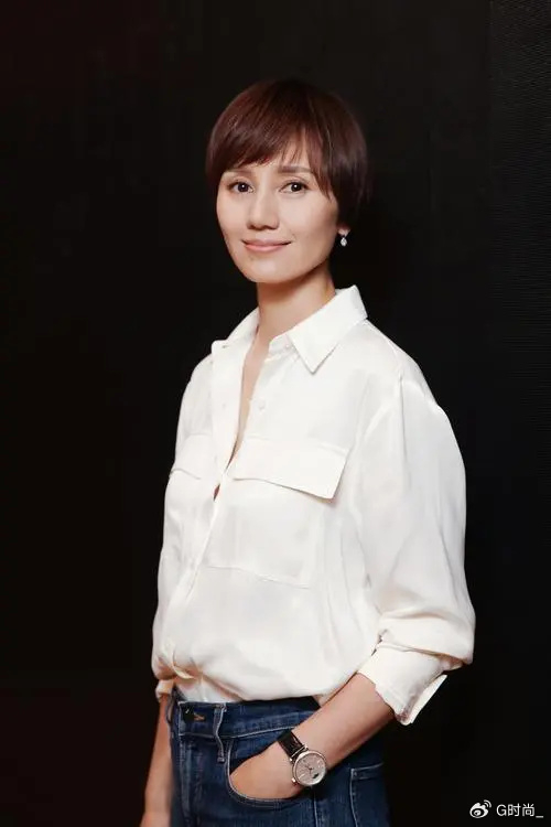 看了袁泉的打扮我悟了衣收而不紧出门穿金戴银优雅体面