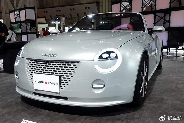 挡杆造型犹如飞机操纵杆,再加上敞篷结构,开起来一定非常爽.