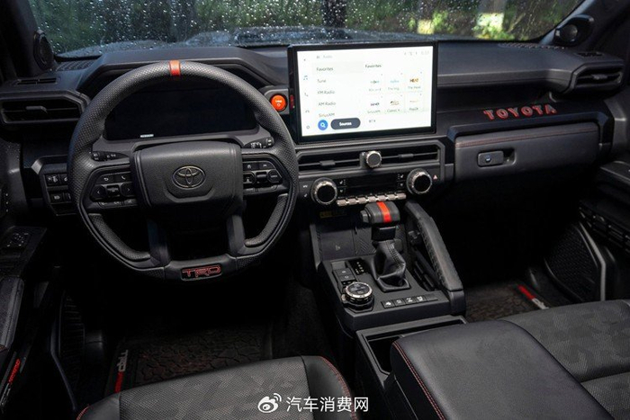 和外观一样,新一代4runner的座舱设计也十分硬气,中控布局采用机甲