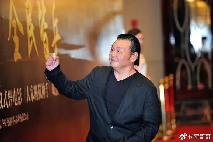 56岁演员张立威告别仪式,一生未婚无儿无女,骨灰花葬回归自然__财经头条__新浪财经