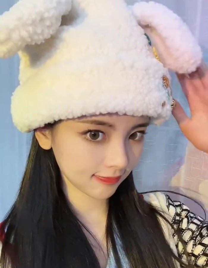 杨超越直播截图超越妹妹脸好小啊兔耳朵太可爱了啊怼脸拍