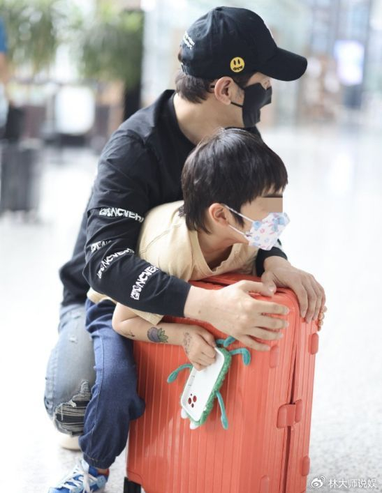 不受黄晓明想要女儿影响,baby母子出游,小海绵撒娇牵手更粘妈妈