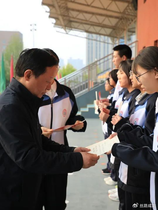 庄严的升国旗仪式后,咸阳彩虹中学执行校长高辉为2024年秦都区寒假"