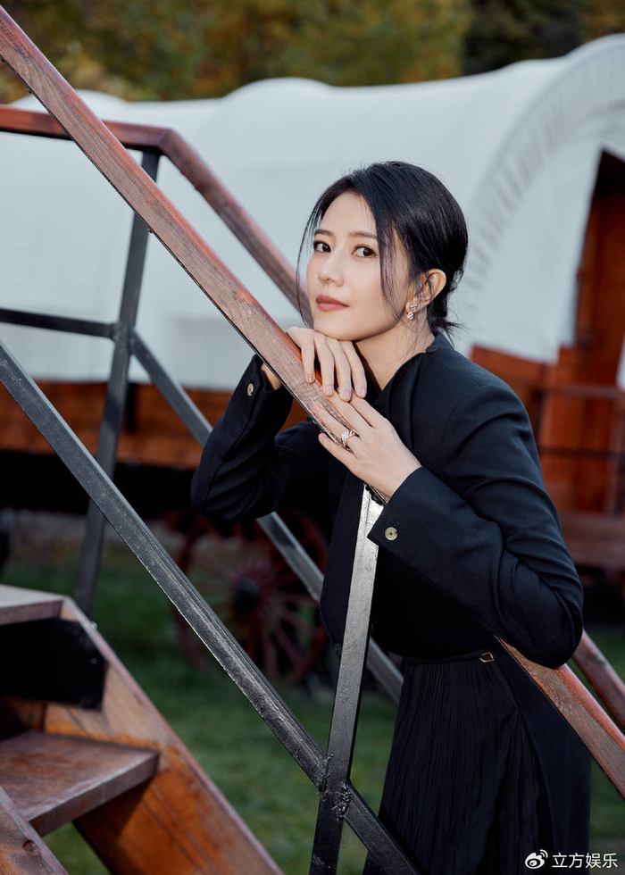 高圆圆穿黑色长裙落落大方面露温婉笑容气质优雅