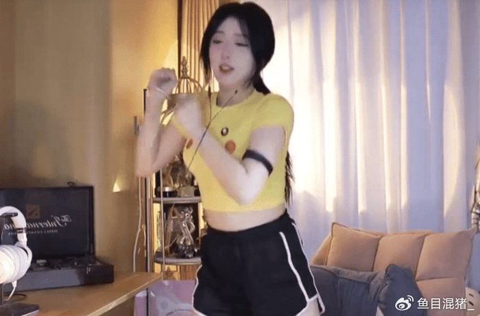 呆妹儿穿皮卡丘衣服直播,被网友嘲讽不合适,身材撑不住衣服