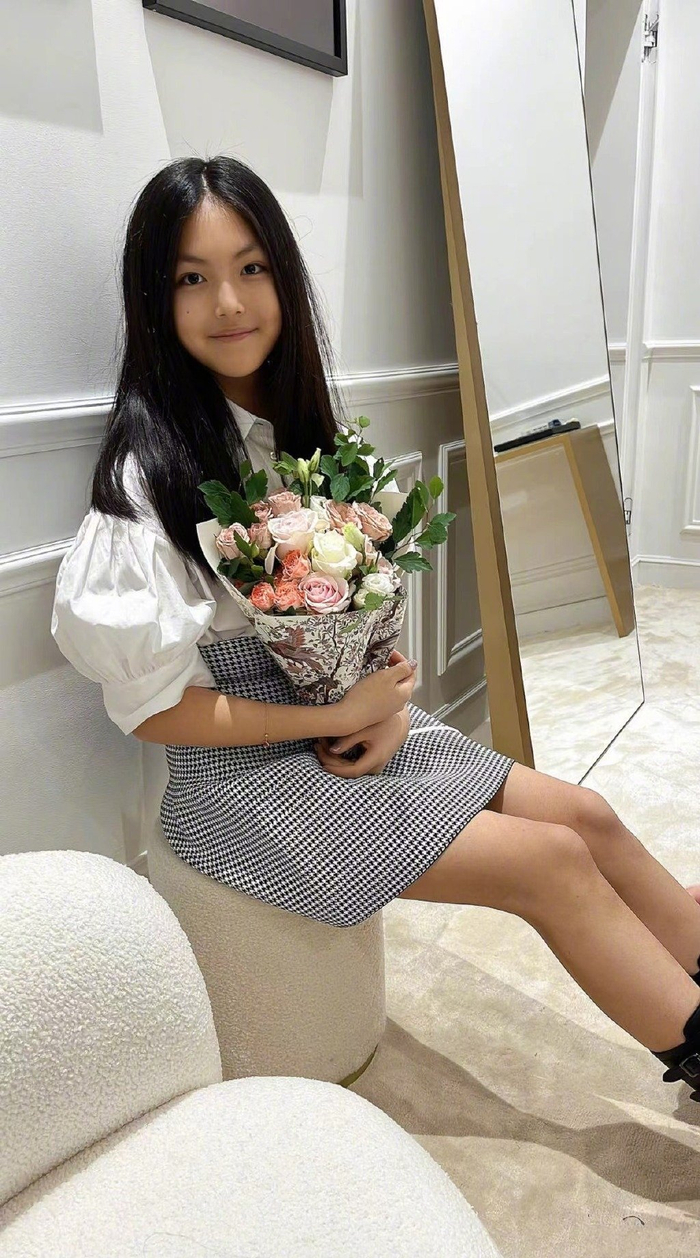 李湘王岳伦好默契凌晨为女儿庆生王诗龄穿公主裙披长发超有范