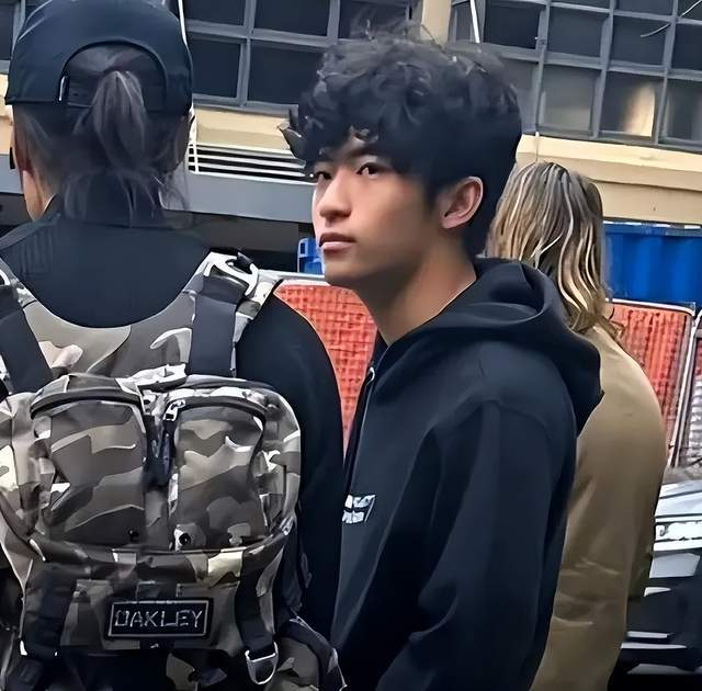 长子谢振轩恋上46岁女教练?|谢振轩|张柏芝|忘年恋_新浪新闻