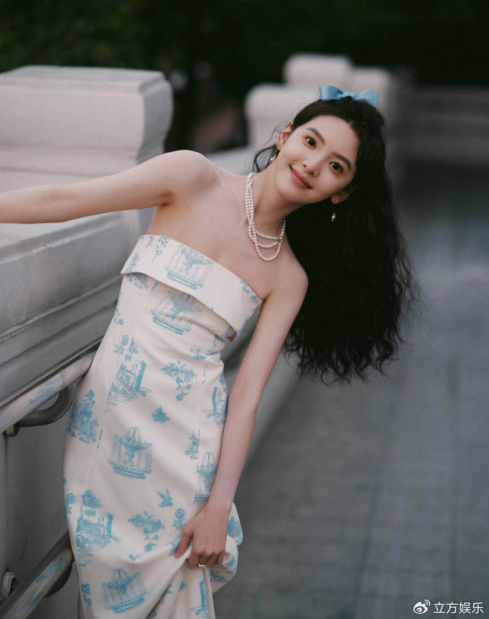 章若楠穿蓝色抹胸裙清新可人 比耶自拍活泼又俏皮|蓝色|章若楠|比耶