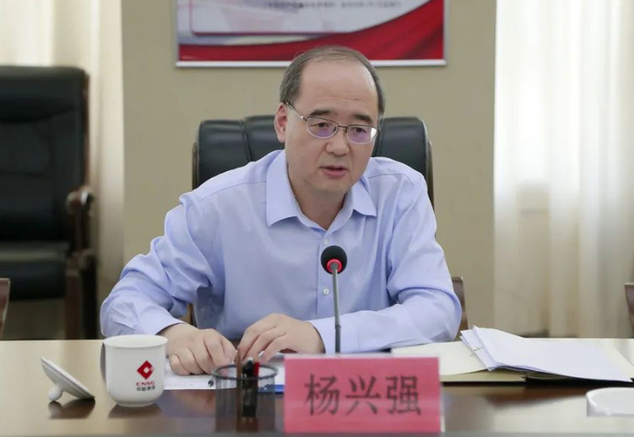 1984年,时为化工部化学机械研究院团委书记,26岁的任建新,从单位借了1