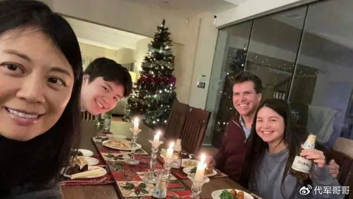 前央视主持人姜丰:事业巅峰时远嫁英国却离婚,如今53岁回国捞金__财经头条__新浪财经
