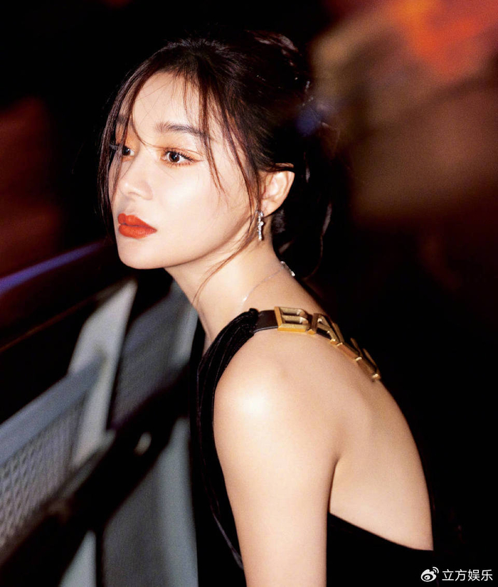 袁姗姗穿高开叉深v裙超性感 大秀光滑美背身材火辣|袁姗姗|性感|美背