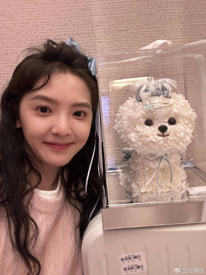 章若楠穿蓝色抹胸裙清新可人 比耶自拍活泼又俏皮