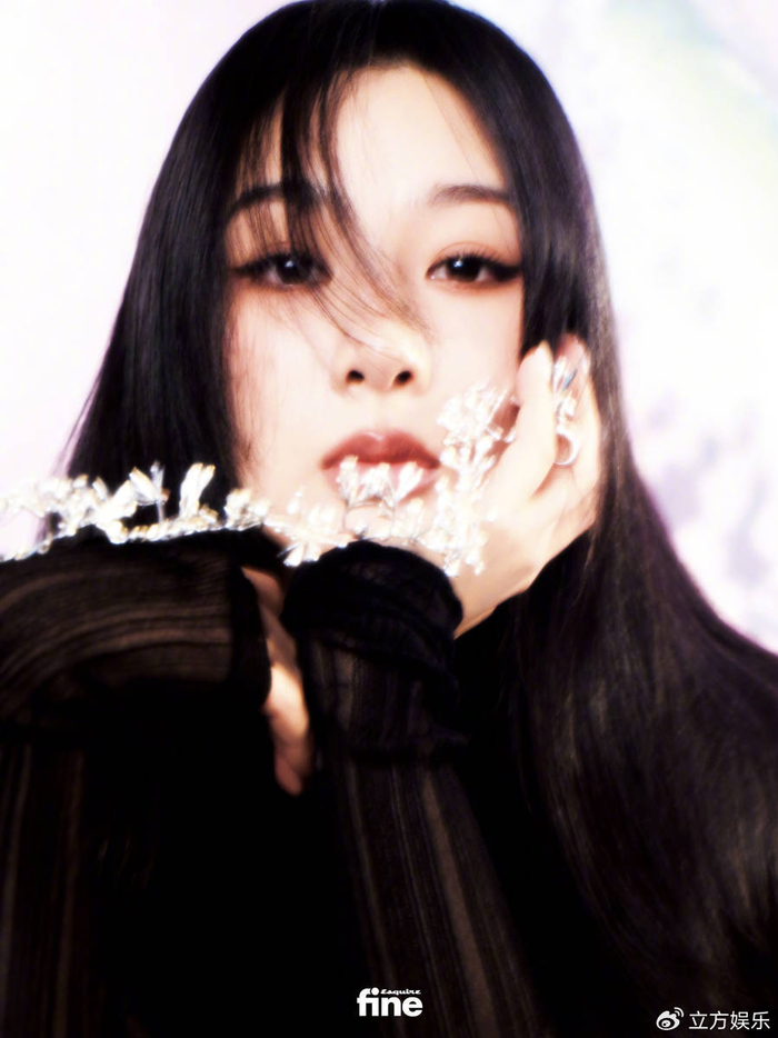 杨紫长发造型温柔神秘 妆容精致眼神迷离性感撩人|杨紫|长发|造型