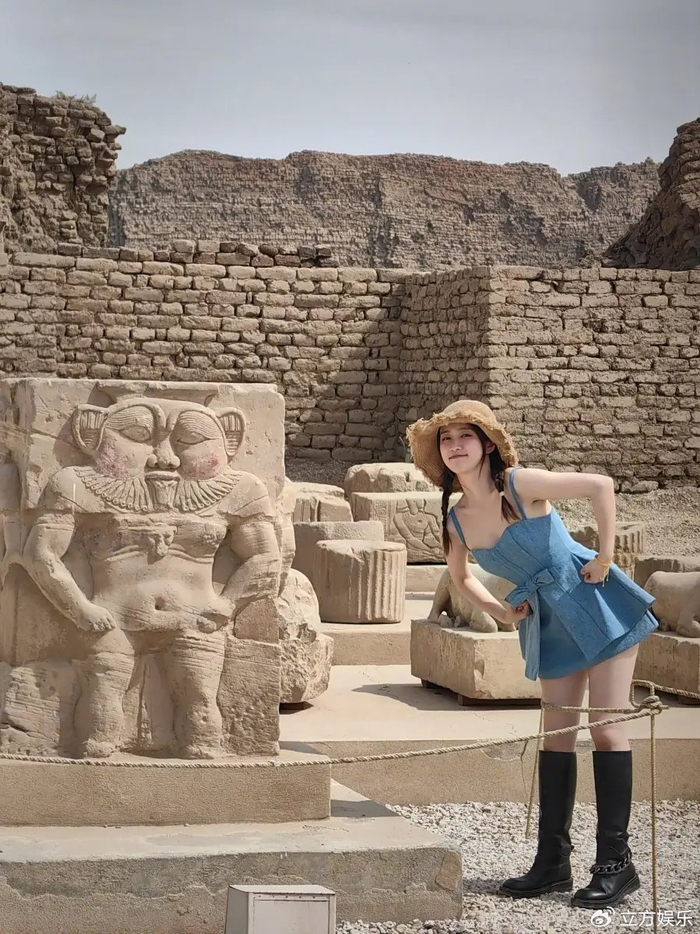 刘美含晒埃及旅游随拍 穿牛仔吊带短裙甜辣元气|刘美含|埃及|旅游