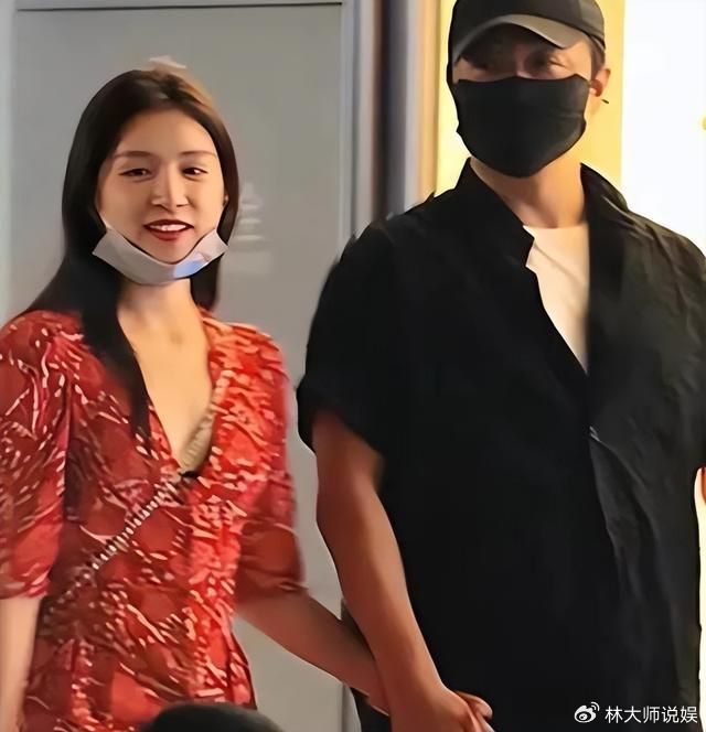 陈思诚瘸腿陪阮巨看电影!戴情侣帽超甜,腿脚不便也要开豪车接送|娱乐负面|文章|女友|感情|约会_新浪娱乐_新浪新闻