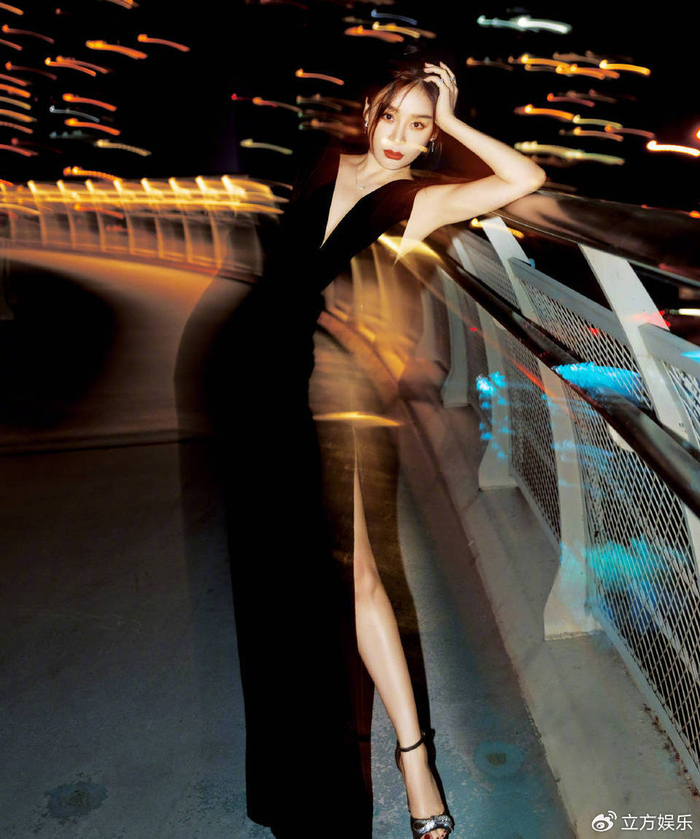 袁姗姗穿高开叉深v裙超性感大秀光滑美背身材火辣