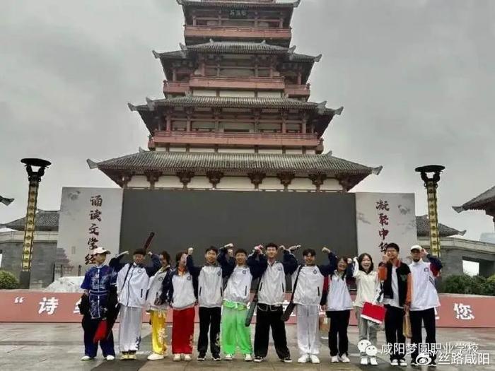 带领咸阳梦圆职业学校武术队参加第九届世界传统武术锦标赛,并荣获第
