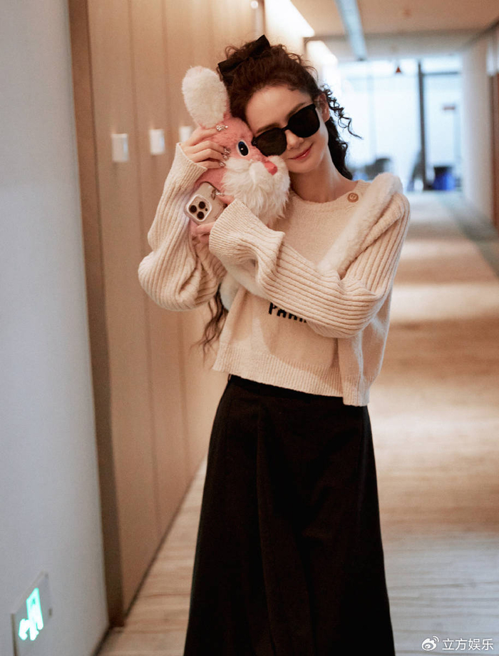 戚薇梳蛋卷马尾发型元气满满背粉兔子包俏皮可爱