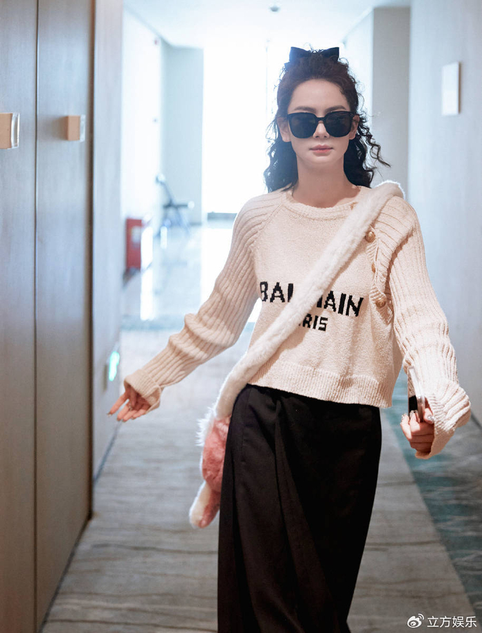 戚薇梳蛋卷马尾发型元气满满背粉兔子包俏皮可爱