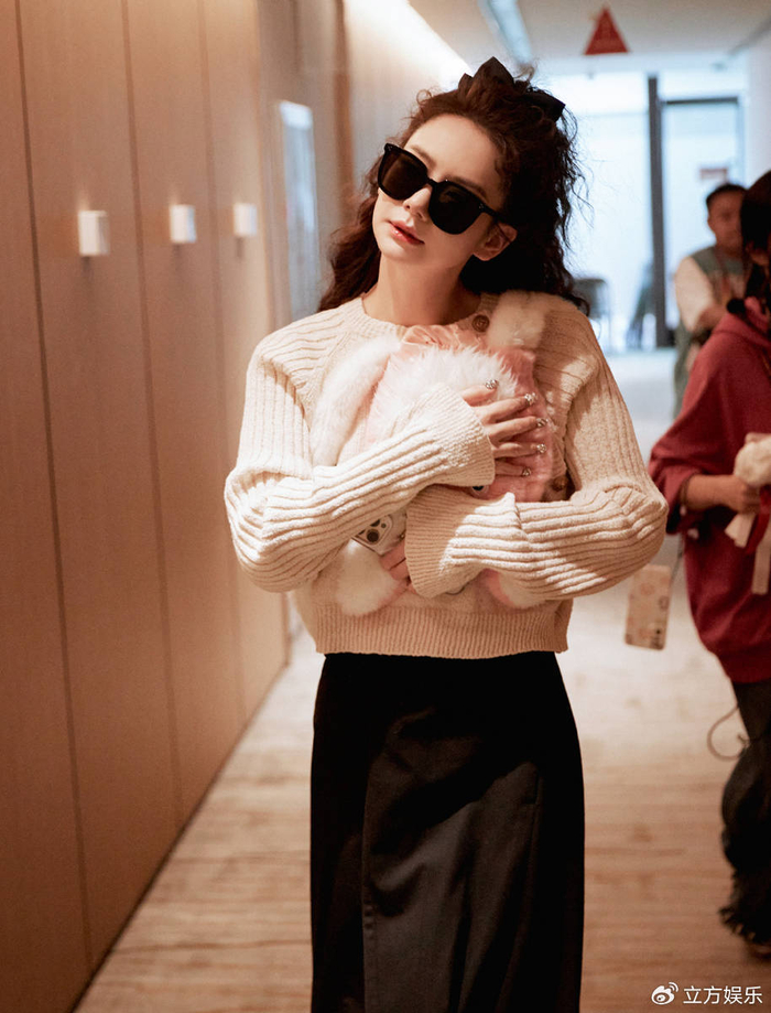 戚薇梳蛋卷马尾发型元气满满背粉兔子包俏皮可爱