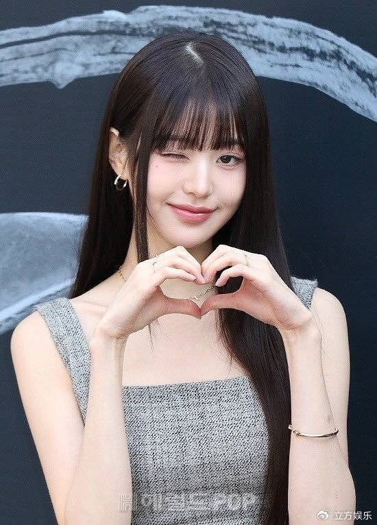 张元英浅色西装裙勾勒婀娜曲线双手比心笑容甜美