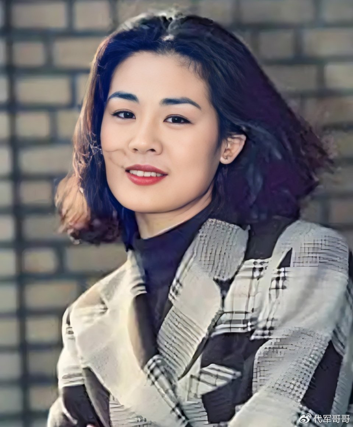 63岁丛珊近况曝光！再婚带儿子嫁给演员萧锋，如今婚姻生活很幸福|金鸡奖|吴迪|岁月|法棍|降临_新浪娱乐_新浪新闻