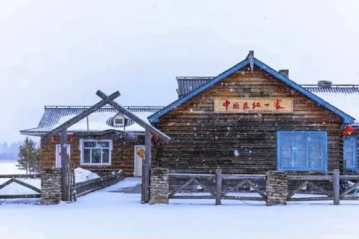 在漠河在北红村夕阳西下余晖铺满白雪炊烟袅袅