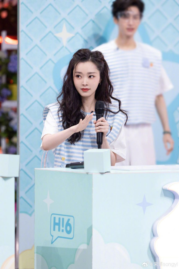 宋轶童年旧照真的好可爱啊,蓝色腕花元气满满,这谁能不爱啊!