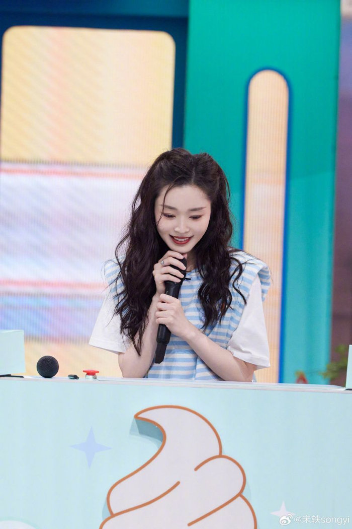 宋轶童年旧照真的好可爱啊,蓝色腕花元气满满,这谁能不爱啊!