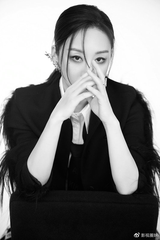 演员魏辰妃最新写真释出 黑西装低马尾时尚造型清爽酷飒