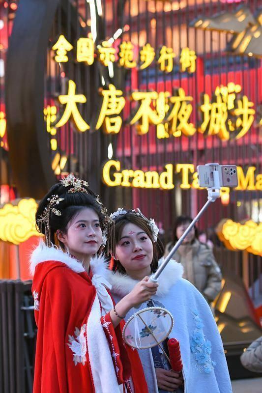 1月27日,市民遊客在大唐不夜城拍照,遊玩.