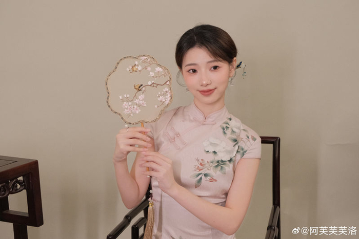 女主持人阿芙晒照:古风旗袍!