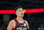  广厦2:0，孙铭徽2分救主，周鹏罚下，深圳输球罪人揪出，打硬仗隐身