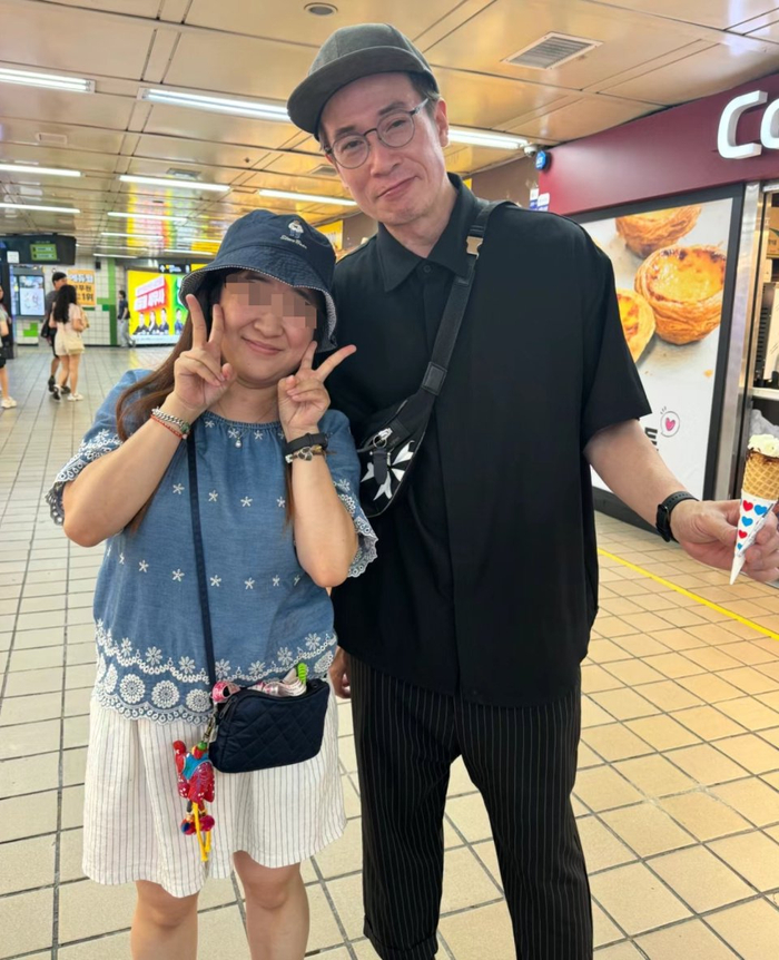 陈豪陈茵媺出国旅游庆祝结婚周年 大方与游客开心合影