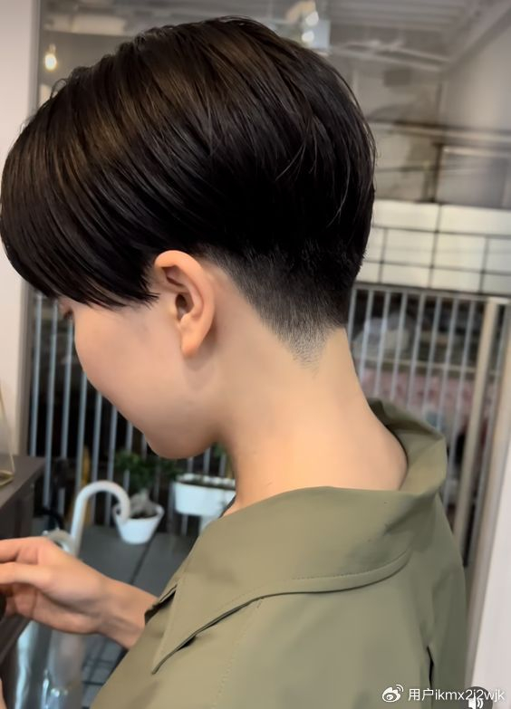 夏季女士短发这样剪,后脖推起来真时尚,看着很心动