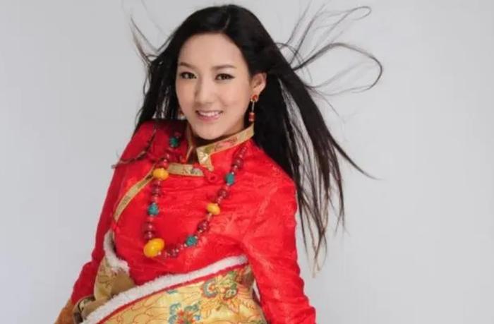 7,泽旺拉姆泽旺拉姆是藏族知名的青年女歌手,出生于青海省