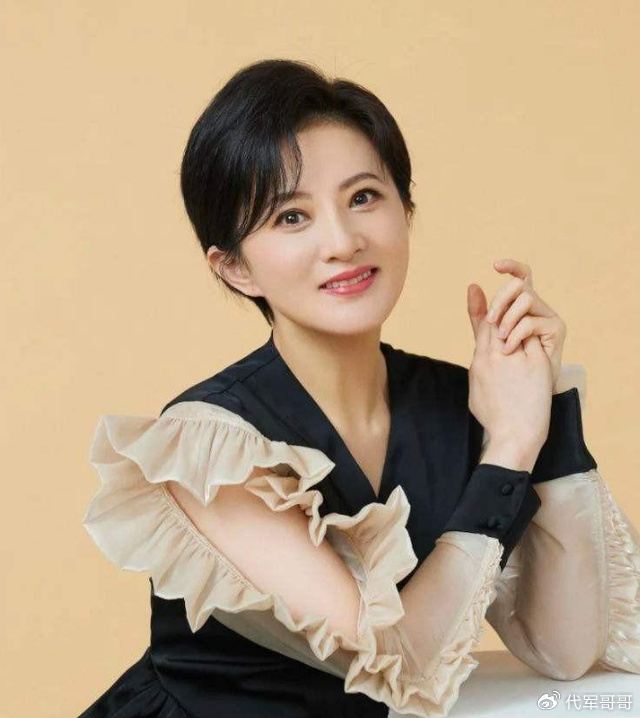 拍戏却不红不火,43岁未婚头发已白了|青青河边草|叶静|金铭_新浪新闻