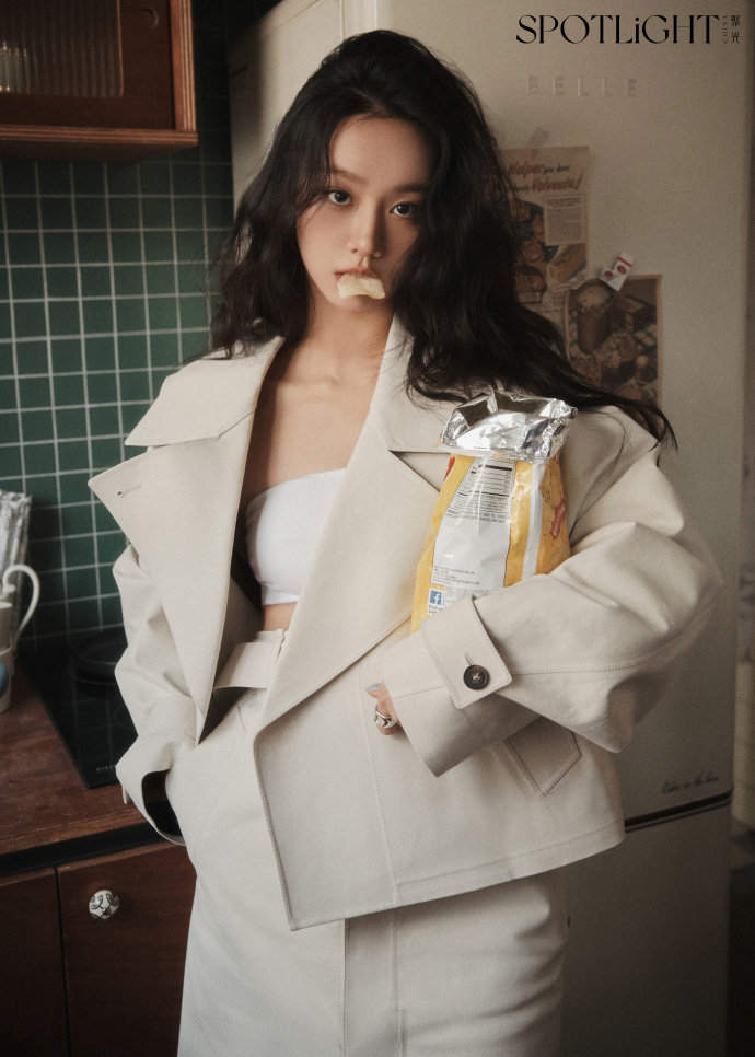 韩国知名女星李惠利,登上中国时尚杂志封面