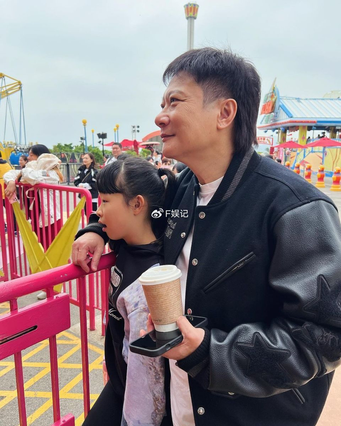 钱嘉乐汤盈盈带女儿们去主题乐园游玩三代同堂开心游玩拍全家福