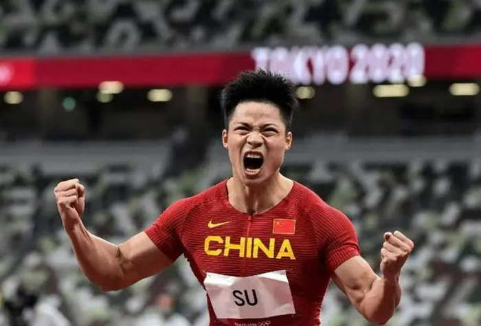 2021年他在东京创造了9秒83的亚洲纪录,成为首位跻身奥运百米飞人决赛
